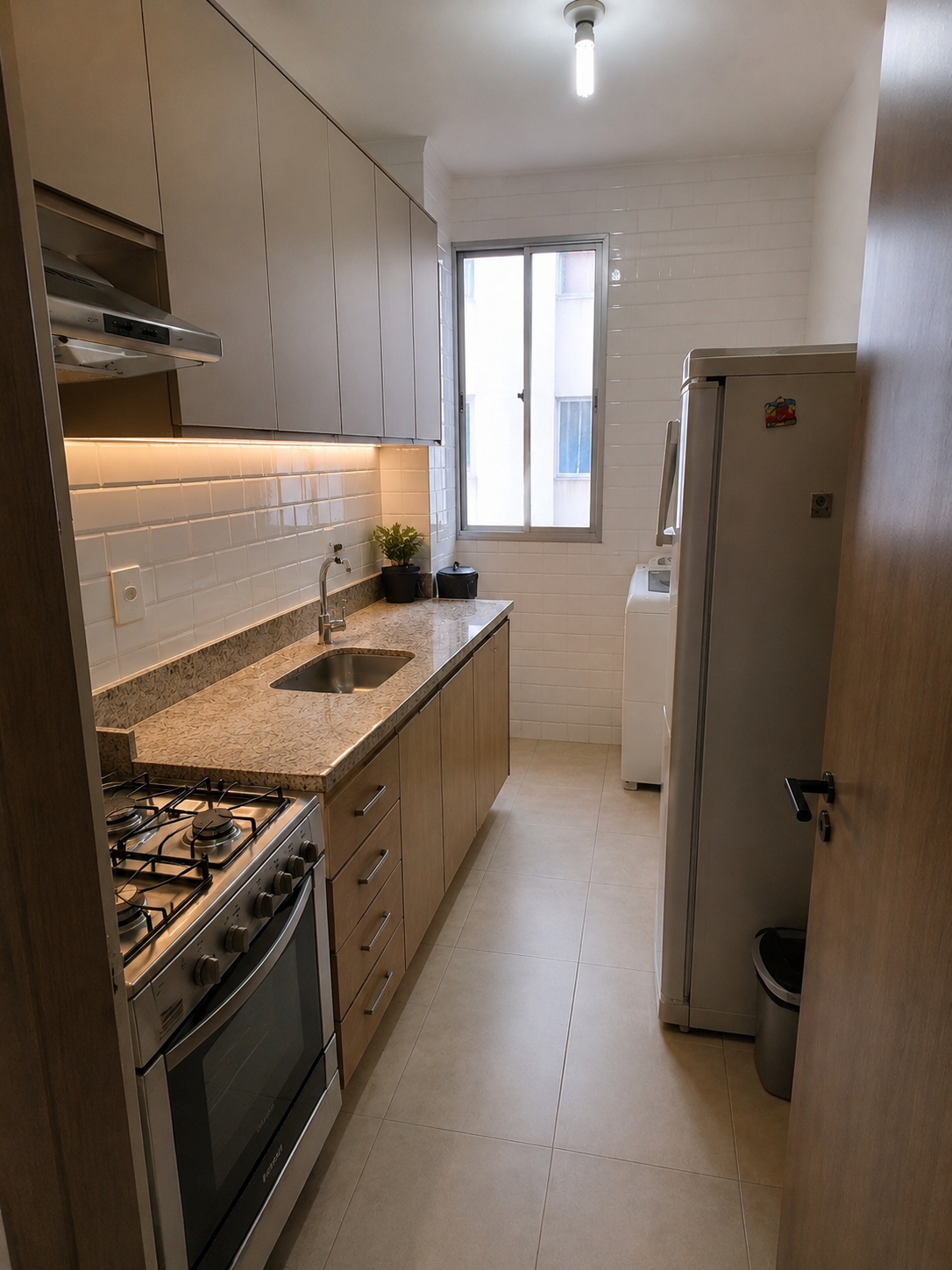 Cozinha moderna com reforma visual de superfícies